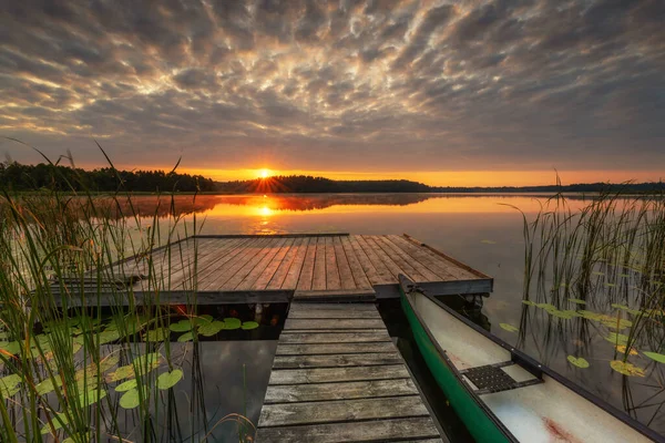 Vacker Sommar Soluppgång Över Sjön — Stockfoto