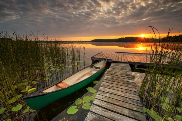 Gölün Üzerinde Güzel Bir Yaz Gündoğumu — Stok fotoğraf