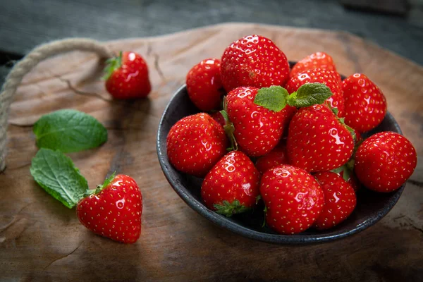 Färska Plockade Välsmakande Jordgubbar Trä Bakgrund — Stockfoto