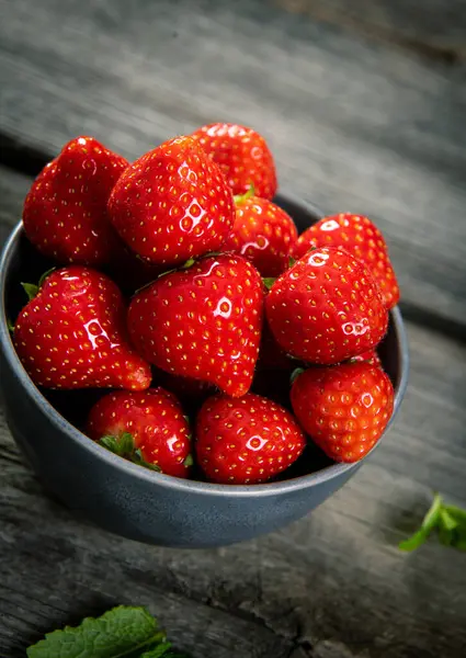 木制背景的新鲜精选草莓 — 图库照片