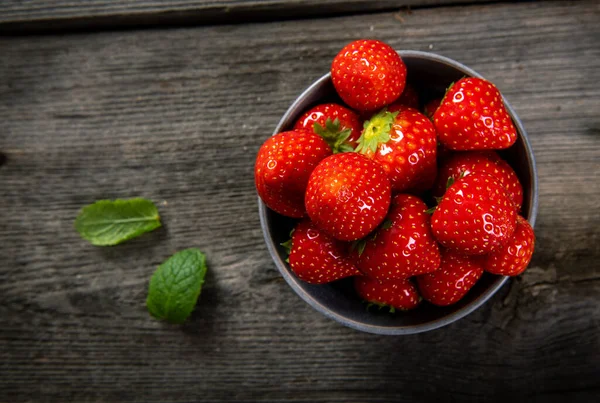 Frisch Gepflückte Leckere Erdbeeren Auf Holzuntergrund — Stockfoto