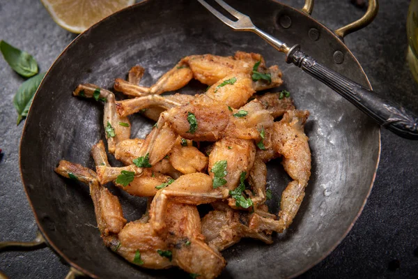 Fransız usulü pişmiş kurbağa bacağı.