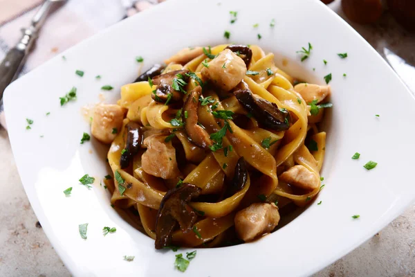 Pasta Tagiatelle Con Salsa Cremosa Con Champiñones Porcini — Foto de Stock