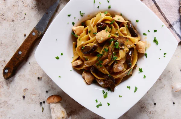 Massa Tagiatelle Com Molho Cremoso Com Cogumelos Porcini — Fotografia de Stock