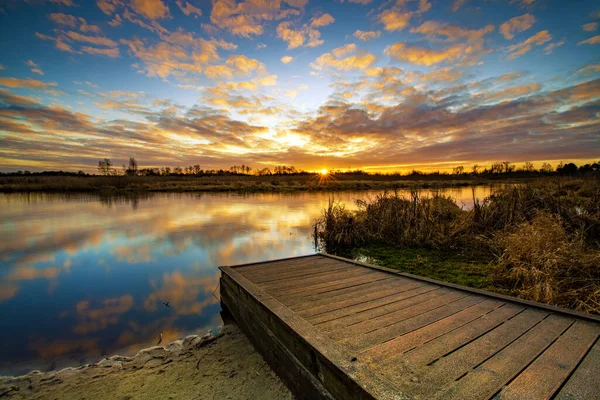 Schöner Sonnenaufgang Über Dem Flussufer — Stockfoto