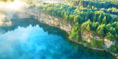 İHA 'dan gelen hava manzarası - mavi su ve uçurum