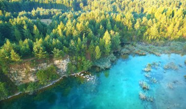 İHA 'dan gelen hava manzarası - mavi su ve uçurum
