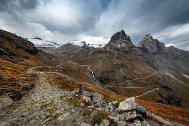 Sonbahar boyunca güzel dağlar manzarası