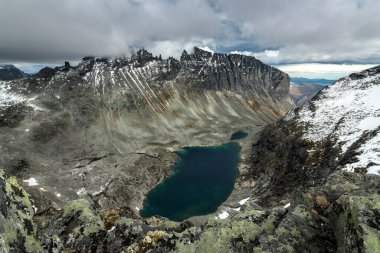 Göl manzaralı güzel yüksek dağlar