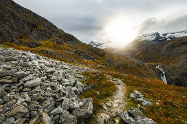 Sonbahar boyunca güzel dağlar manzarası