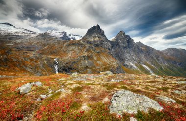 Dağlardaki güzel sonbaharın manzarası