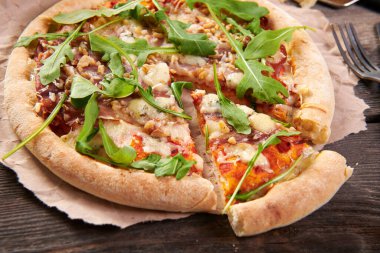 Jambonlu, cevizli, peynirli ve cevizli pizza.