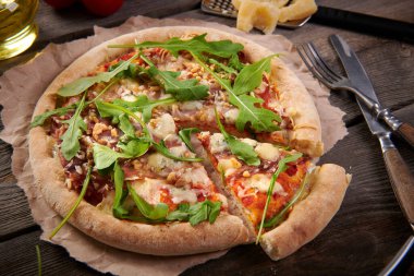 Jambonlu, cevizli, peynirli ve cevizli pizza.