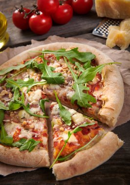 Jambonlu, cevizli, peynirli ve cevizli pizza.