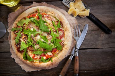 Jambonlu, cevizli, peynirli ve cevizli pizza.