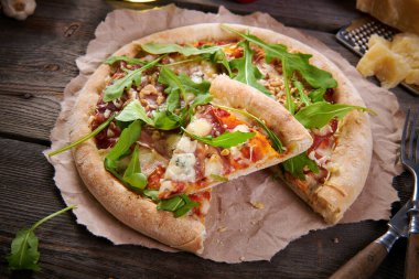 Jambonlu, cevizli, peynirli ve cevizli pizza.