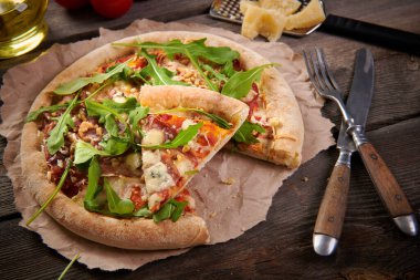 Jambonlu, cevizli, peynirli ve cevizli pizza.