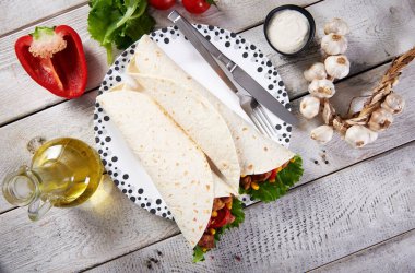 Ev yapımı tavuk etli tortilla.