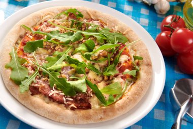 Jambonlu, cevizli, peynirli ve cevizli pizza.