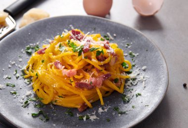 Lezzetli carbonara makarnası. Yakın çekim.