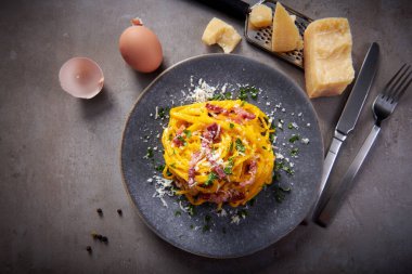 Lezzetli carbonara makarnası. Yakın çekim.