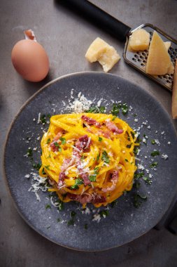 Lezzetli carbonara makarnası. Yakın çekim.