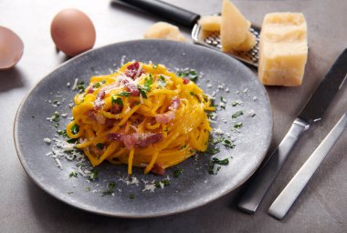 Lezzetli carbonara makarnası. Yakın çekim.