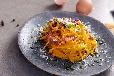 Lezzetli carbonara makarnası. Yakın çekim.