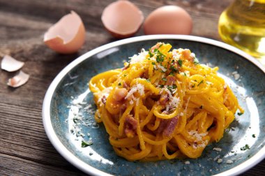 Lezzetli carbonara makarnası. Yakın çekim.