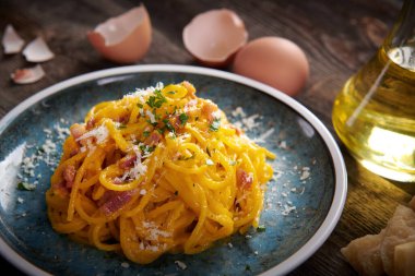 Lezzetli carbonara makarnası. Yakın çekim.