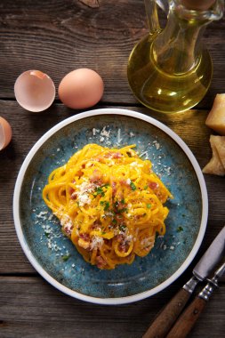 Lezzetli carbonara makarnası. Yakın çekim.
