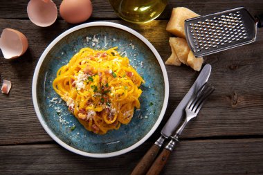 Lezzetli carbonara makarnası. Yakın çekim.