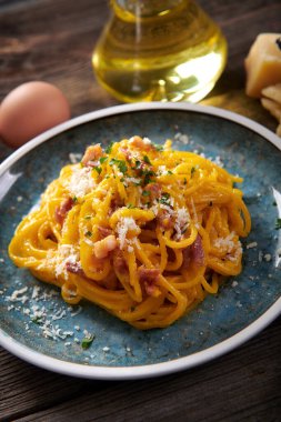 Lezzetli carbonara makarnası. Yakın çekim.