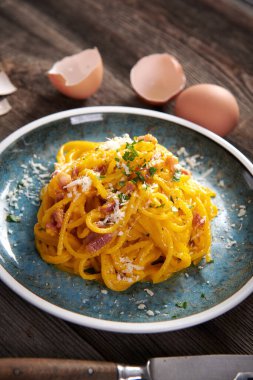 Lezzetli carbonara makarnası. Yakın çekim.