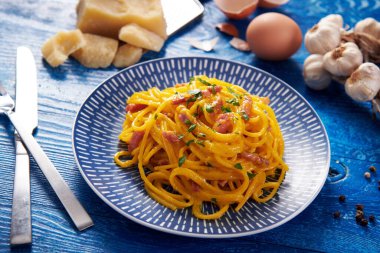Lezzetli carbonara makarnası. Yakın çekim.
