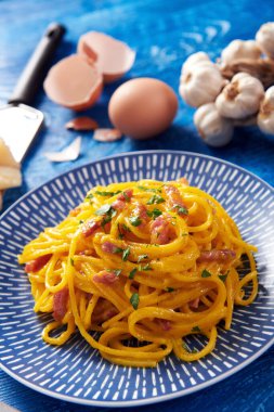 Lezzetli carbonara makarnası. Yakın çekim.