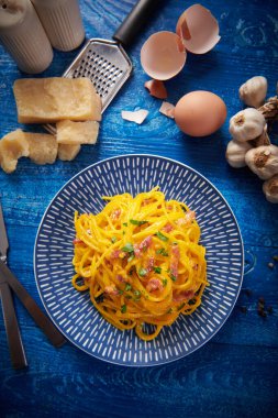 Lezzetli carbonara makarnası. Yakın çekim.