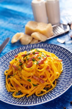 Lezzetli carbonara makarnası. Yakın çekim.