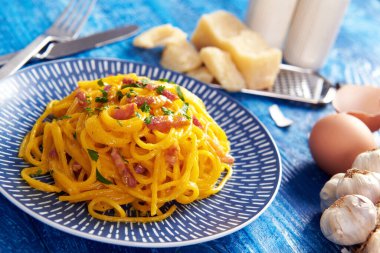 Lezzetli carbonara makarnası. Yakın çekim.