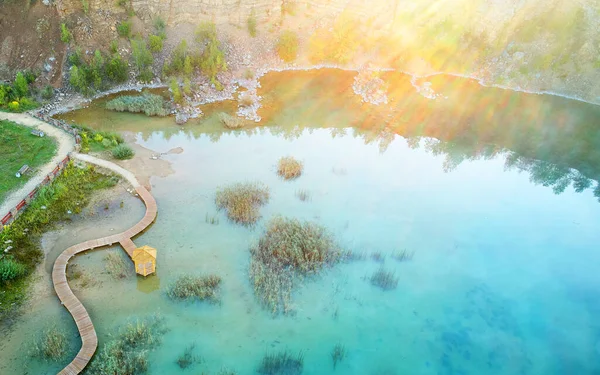 Luftbild Aus Der Drohne Blaues Wasser Und Hölzerne Brücke Park — Stockfoto