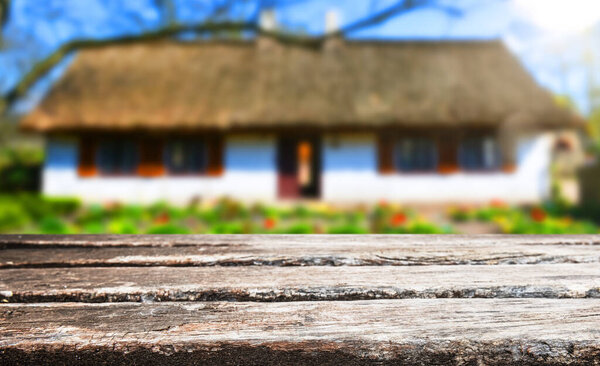 Пустой старый деревянный стол