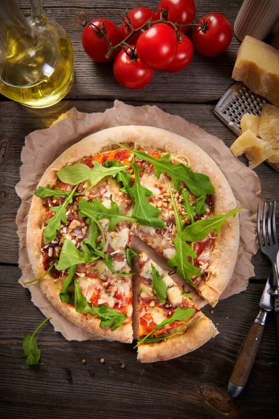 Pizza Met Prosciutto Ham Walnoten Gorgonzola Kaas Walnoten — Stockfoto