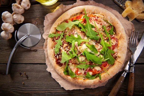 Jambonlu, cevizli, peynirli ve cevizli pizza.