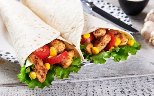 Hausgemachte Tortillas Mit Hühnerfleisch — Stockfoto