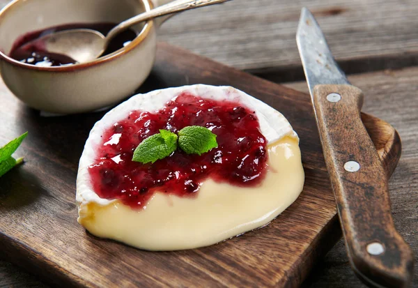 Gustoso Formaggio Camembert Dal Forno Servito Con Salsa Mirtilli Rossi — Foto Stock