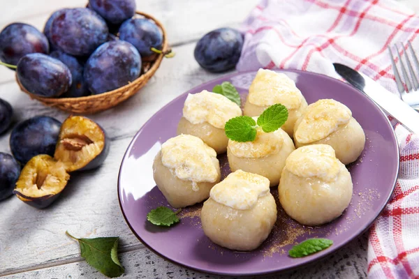 Gnocchi Ripieni Prugne Serviti Con Panna Zucchero Canna — Foto Stock