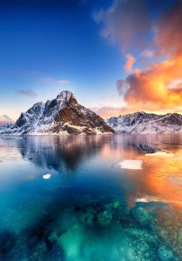 Norveç 'te güzel bir gün doğumu - lofotens