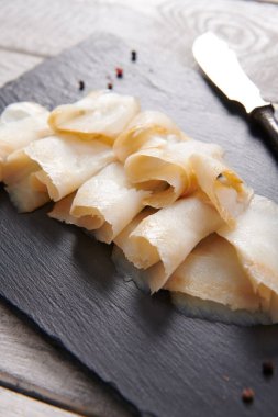 Lezzetli füme halibut dilimleri.