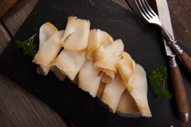 Lezzetli füme halibut dilimleri.