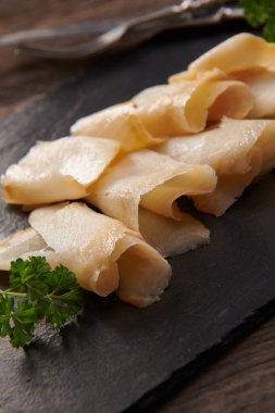 Lezzetli füme halibut dilimleri.